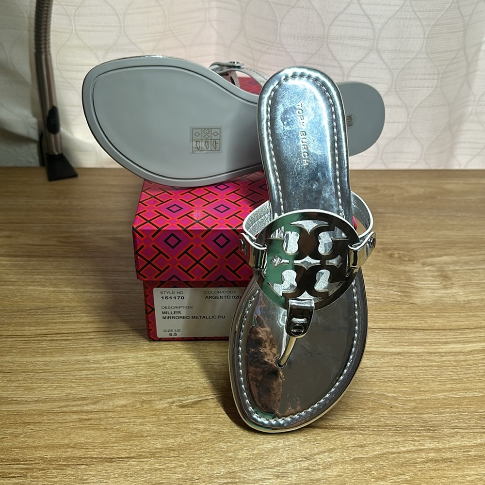 Tory Burch TB Miller Metallic Sandals Argento Mirror Silver Logo Thong . - Picture 6 of 6